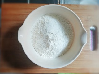 1、麻辣豆腐粉条香菇包,准备400g面粉。