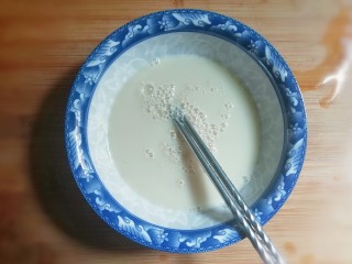 2、麻辣豆腐粉条香菇包,4g酵母粉用温水融化。