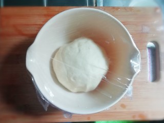 3、麻辣豆腐粉条香菇包,将用温水融化过的酵母粉液，倒入面粉中，边倒边用筷子搅拌成絮状，并揉成光滑的面团。盖上保鲜膜，放在温暖的地方，发酵至2.5倍大。