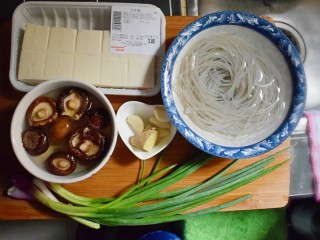 4、麻辣豆腐粉条香菇包,准备包子馅料所需的食材。粉条与干香菇提前用水泡发。