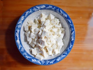 5、麻辣豆腐粉条香菇包,将豆腐切成小块。