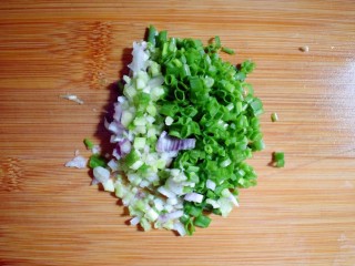 7、麻辣豆腐粉条香菇包,葱切成葱花。