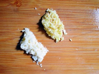 9、麻辣豆腐粉条香菇包,蒜和姜切成沫，备用。