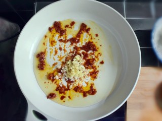 11、麻辣豆腐粉条香菇包,煸炒几下后，倒入葱沫和蒜沫。