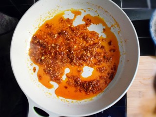 12、麻辣豆腐粉条香菇包,继续煸炒出香味。