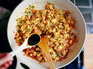 14、麻辣豆腐粉条香菇包,再加入两勺生抽，一勺老抽。