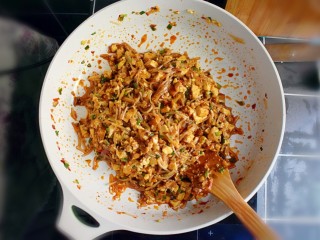 18、麻辣豆腐粉条香菇包,搅拌均匀，包子馅就完成啦。