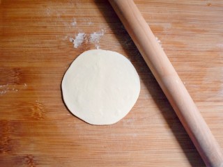 21、麻辣豆腐粉条香菇包,根据自己包包子大小的习惯，揪合适的面团，揉成球形，并用擀面杖擀圆。