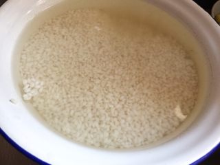 1、糍毛团 —— 又一个传统上海老点心,糯米提前浸泡