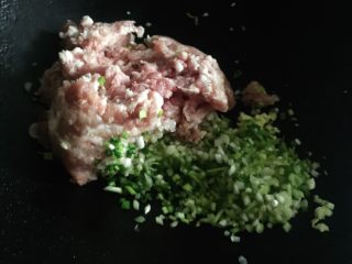 2、糍毛团 —— 又一个传统上海老点心,先拌肉糜，葱姜放入