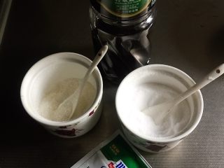 3、糍毛团 —— 又一个传统上海老点心,再放盐、糖、黑胡椒粉和一点点生抽，吊吊鲜