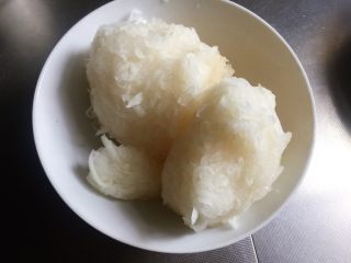 5、糍毛团 —— 又一个传统上海老点心,萝卜擦成丝，事先用盐腌制一会，然后挤干水分