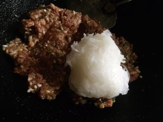 6、糍毛团 —— 又一个传统上海老点心,把挤干水分的萝卜丝放入肉糜中