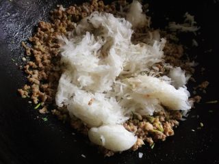 7、糍毛团 —— 又一个传统上海老点心,最后再倒点麻油，拌匀，然后开火炒制一下，肉糜熟了就可以