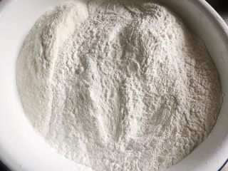 8、糍毛团 —— 又一个传统上海老点心,大米粉和糯米粉放入容器中