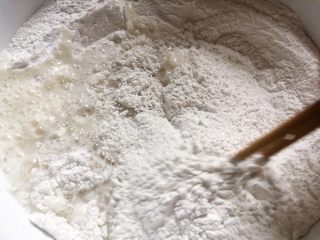 9、糍毛团 —— 又一个传统上海老点心,用开水，一定是开水，把糯米粉烫熟