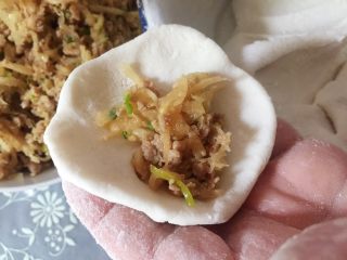 12、糍毛团 —— 又一个传统上海老点心,取适量，先搓圆再按扁放馅，最后收口略搓圆，手法和包汤团一样（粉很粘，旁边准备一点干粉做手粉）