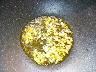 2、好吃到放弃减肥的番茄鸡蛋粉,热锅热油加蒜爆香。