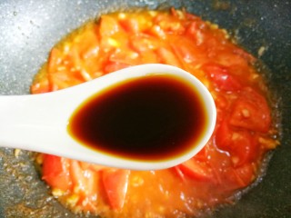 6、好吃到放弃减肥的番茄鸡蛋粉,2勺生抽。