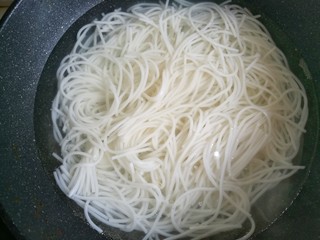 12、好吃到放弃减肥的番茄鸡蛋粉,粉条入沸水中。。