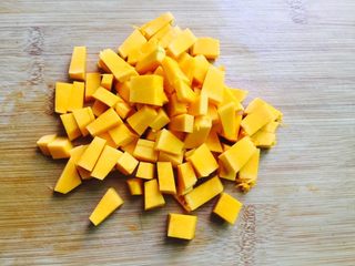 2、南瓜燕麦粥,南瓜去皮洗净切块