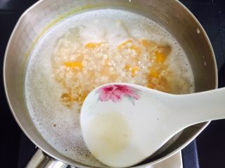 8、南瓜燕麦粥,撇去浮末