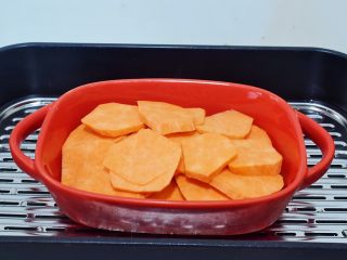 3、椰香红薯球,红薯洗净切成薄片，放入蒸锅蒸熟