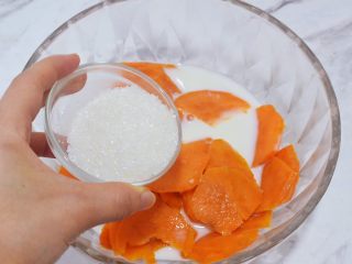 5、椰香红薯球,加入白糖