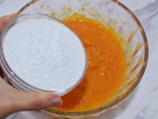 7、椰香红薯球,加入糯米粉