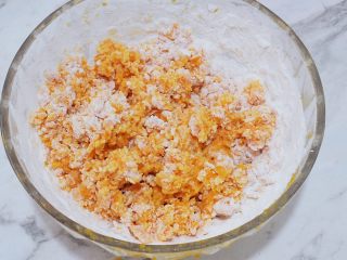 8、椰香红薯球,搅拌至絮状