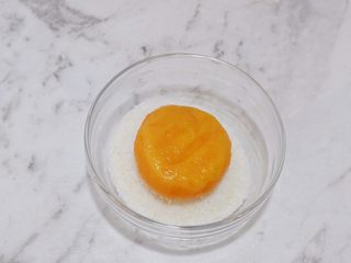 12、椰香红薯球,蒸熟后趁热取出撕掉油纸，把红薯球放入椰蓉中，让其表面都沾裹上椰蓉即可