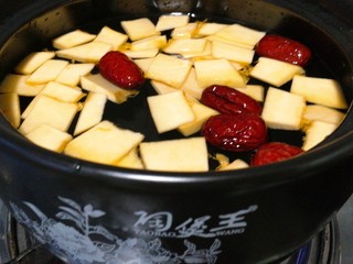 3、南瓜红枣小米粥,锅里坐水放入南瓜，红枣