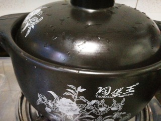 4、南瓜红枣小米粥,盖好盖子，人不能走开哦