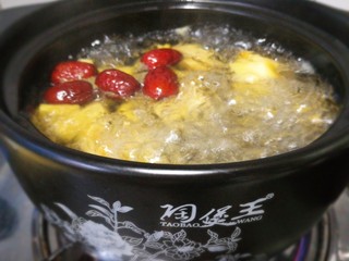 5、南瓜红枣小米粥,一煮开立马掀盖。