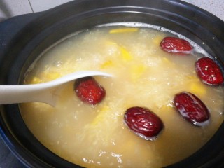 7、南瓜红枣小米粥,勺子轻轻顺时针搅动下