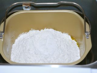 2、【自制安心油条 】，其实并不难~,面粉和泡打粉小苏打，盐，混合均匀~