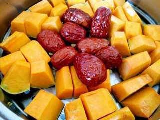 1、花样馒头~小蜗牛馒头,南瓜洗干净切成块，放入蒸锅里蒸熟