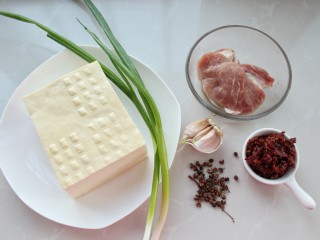 1、家常麻辣豆腐,准备好所需食材