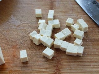 2、家常麻辣豆腐,豆腐切成小四方块