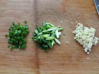 3、家常麻辣豆腐,大蒜剁成蒜末、葱白和葱叶切葱花分开备用