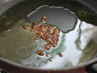 6、家常麻辣豆腐,锅中放适量食用油，将花椒粒放入锅中炒香后捞出丢弃