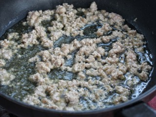 7、家常麻辣豆腐,接着放入肉糜炒至断生