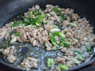 8、家常麻辣豆腐,加入葱白翻炒均匀