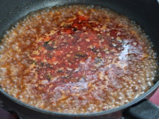 10、家常麻辣豆腐,倒入两小碗清水煮开