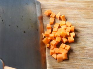 2、日式土豆沙拉,胡萝卜切丁。