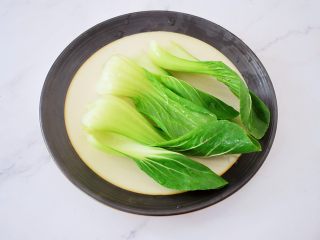 2、饺子皮油泼面,青菜洗净备用