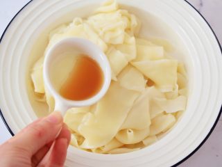 7、饺子皮油泼面,再加入香油拌匀防止粘住