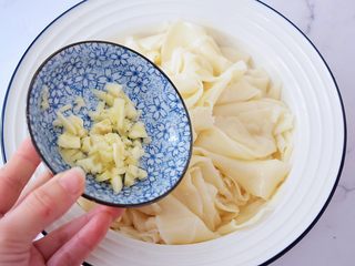 8、饺子皮油泼面,加入蒜末