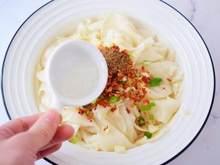 12、饺子皮油泼面,加入白糖