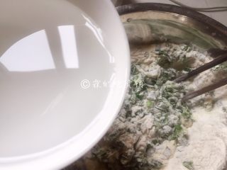 7、韭菜鸡蛋饼,少量多次的加水。